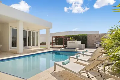 New Modern Villa ~ Jacuzzi ~Pvt Pool ~ Close2Beach