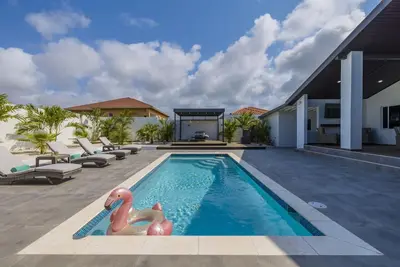 Image de Charming home with Big Outdoors & Pool in Noord
