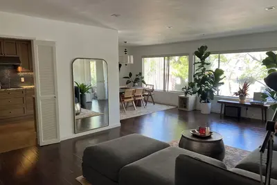 Image de Spacious Beverly Hills condo with a nice view
