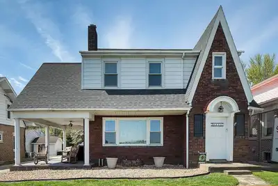 Image de River House - Harrisburg City Skyline Views with Game Room and Covered Porch