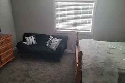 Image de Cozy three bedroom, five minutes from the baseball stadium.