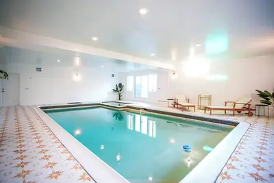 Image de Luxurious bay area hills home with indoor pool
