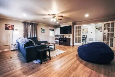Image de Spacious 4-bedroom 2. 5 bathroom haven in Baton Rouge near Lsu Campus/ hospitals