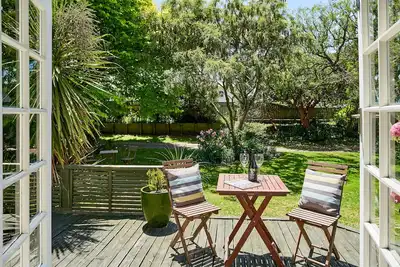 Image de Foxton Rose Haven Retreat nestled amidst nature's embrace whispers of the trees