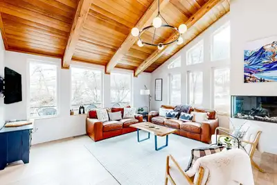 Image de Modern townhouse with private hot tub, mountain views, & natural light