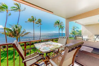 Image de Waterfront gem with heated pool, hot tub, private beach, lanai, grill, W/D, & Ac