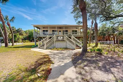 Image de Dog-friendly beachside home with abundant outdoor space - walk 1-min to beach