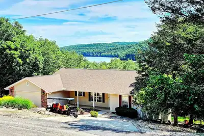 Image de Holiday Haven On The Island! \nSleeps 12! Fire pit! 6-Seater Golf Cart option!