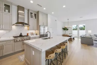 Image de 2-story home near the beach with rooftop terrace, hot tub, pool, streaming, W/D