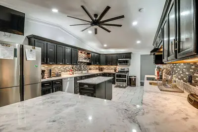 Image de Spacious Bowling Green Home w\/ Hot Tub & Pool!