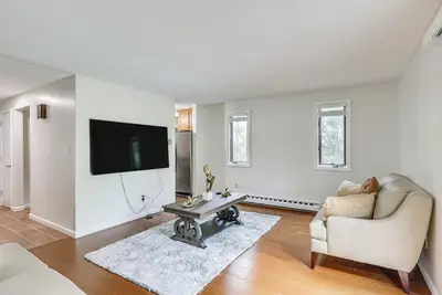 Image de Quaint Bristol Townhome ~ 14 Mi to West Hartford!