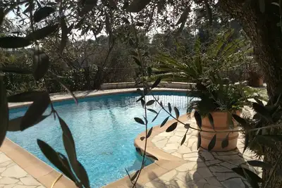 Image de Rez de jardin de villa dans un endroit calme et arboré avec piscine privée