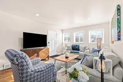 Image de Stylish and Charming Apt | Beaumont 8ms | 2bd