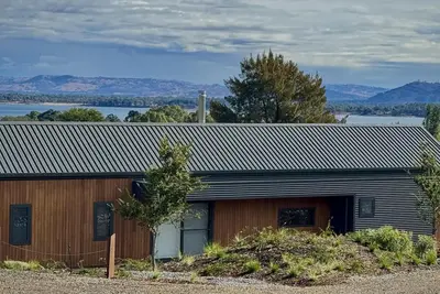 Image de Yabbarin Lux Lodge Bethanga - Two bedroom luxury barn style cabin