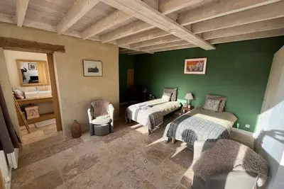 Image de Gîte de la chambre verte face à la Tour de la Reine Blanche