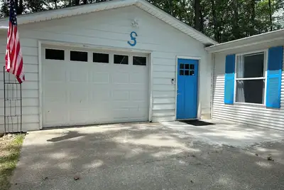 Image de Sloanhouse, Centrally located with Houghton Lake views