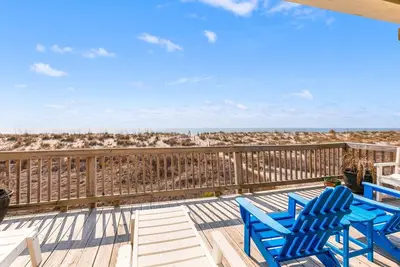 Image de Bring Your Dog to this Oceanfront Home and \"Linger Longer\"-Sleeps 8