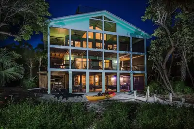 Private beach access, Heated Pool, Outdoor bar!