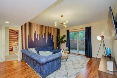 Image de 3 Bedrooms, Spacious Central Condo w Pool