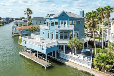 Image de New to Vrbo! Hot Tub, Huge Deck, Boat Dock, Quick Bay Access, Pet Friendly