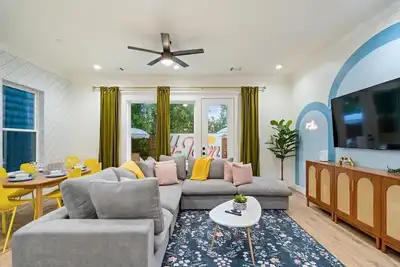 Image de New Townhome! 4 bedrooms. King/queen beds. Yard/Patio. 5mins to Downtown