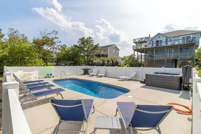 Charming oceanside Corolla home, just 1000 ft to the beach access!