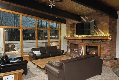 Image de Blue Mountain Gem walking distance to Village-L