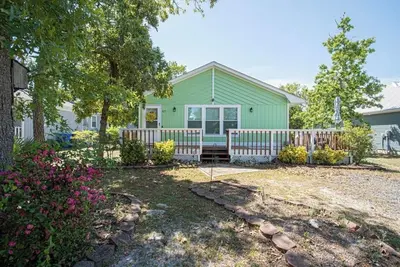 Image de Dog friendly On Island Outdoor Shower Family Fun! Golf Cart (for rent)!