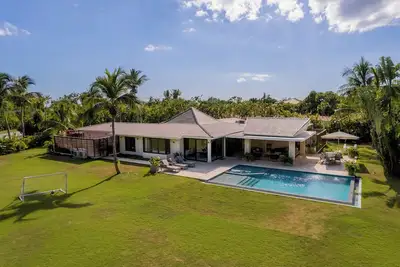 Image de Luxury and modern villa with amazing gardens!