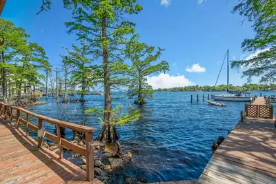 Image de Water Front Condo with Boat Slip: The Dock House