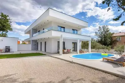 Image de Maison de vacances avec air conditionné et une piscine extérieure