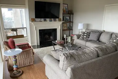 Image de Beautiful Treetop Condo with Amazing View- close to pool, tennis and pickle ball