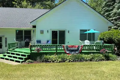 Image de Sleeps 8, 1 block to Mullet Lake. Pet friendly.