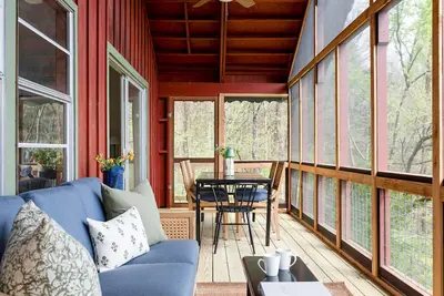 Image de State Parks & Lake Access! Screened Porch, MountainViews, Kayaks, LuxBeds, Games