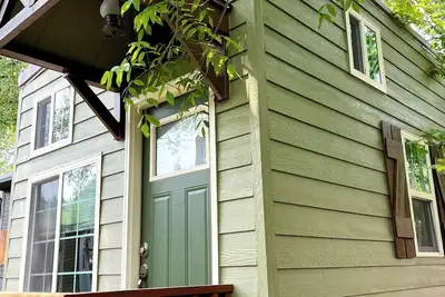 Image de The Lyons Lodge - Large Rustic Tiny Home near Rocky Mtns