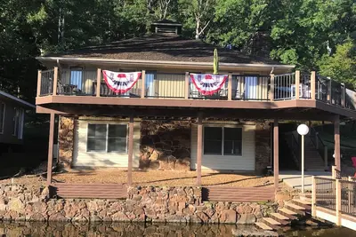 Image de Newly Renovated 5 bedroom Lakefront Vacation Home with Private Boat Dock