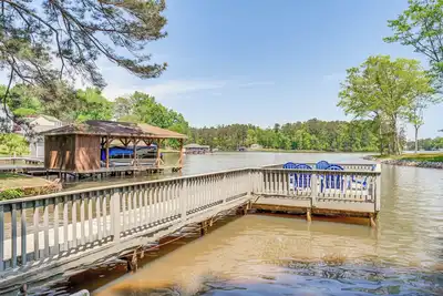 Image de Milledgeville Home w/ Game Room & Private Dock!