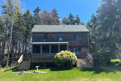 Image de Great Location! Expansive deck with huge yard! Well maintained path to the rocky shoreline.