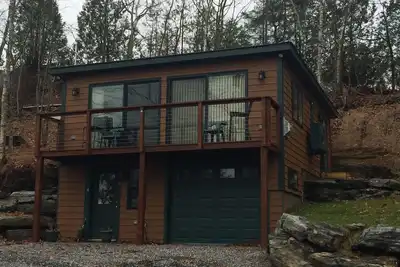 Charming cottage perfect for two, with views of Quahog Bay!