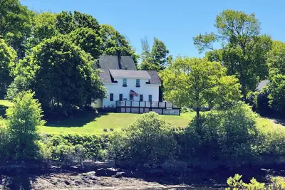 Image de Recently renovated 3 bedroom, 2 bathroom home with elevated views into Lowell`s Cove