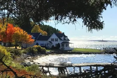 Image de Situated at the waters edge with picturesque sunset views to Mt Washington.