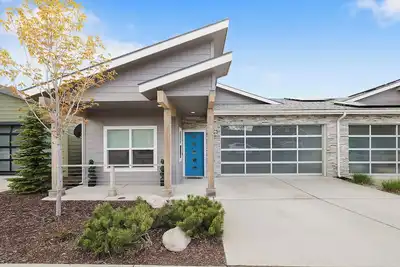 Image de New! Gated Serene Haven Retreat near Trails & River: Your Oasis in Cda!