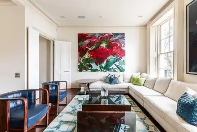 London Luxe Retreat: 5-Bed Gem