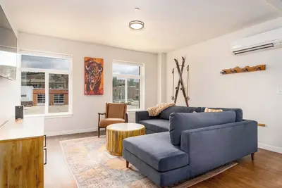 Image de Convenient & Modern Condo Living
