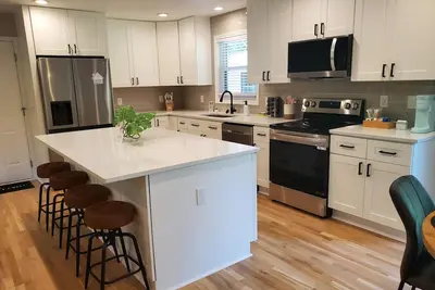 Image de Cozy 3 Br in center of town w/work space. Walking distance to main attractions