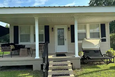 Image de Charming 2-bedroom house minutes to beach, downtown, Cruising the Coast.