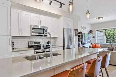 Image de 2 Br/2Bth Townhome, Ac, Private Garage - Central