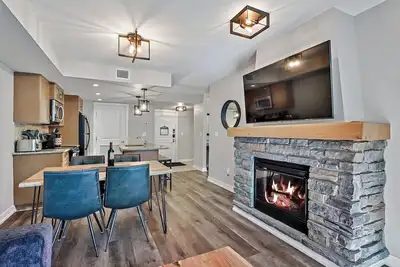 Image de One Bedroom Mountain Retreat with outdoor hot tub.