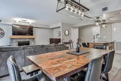 Image de Multi level 2 Br/2Bath luxury retreat + hot tub