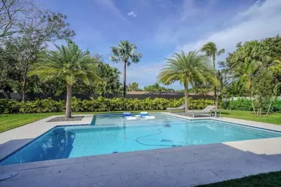 Image de Gated Modern Miami Mansion w/Pool Gym Bar & Office